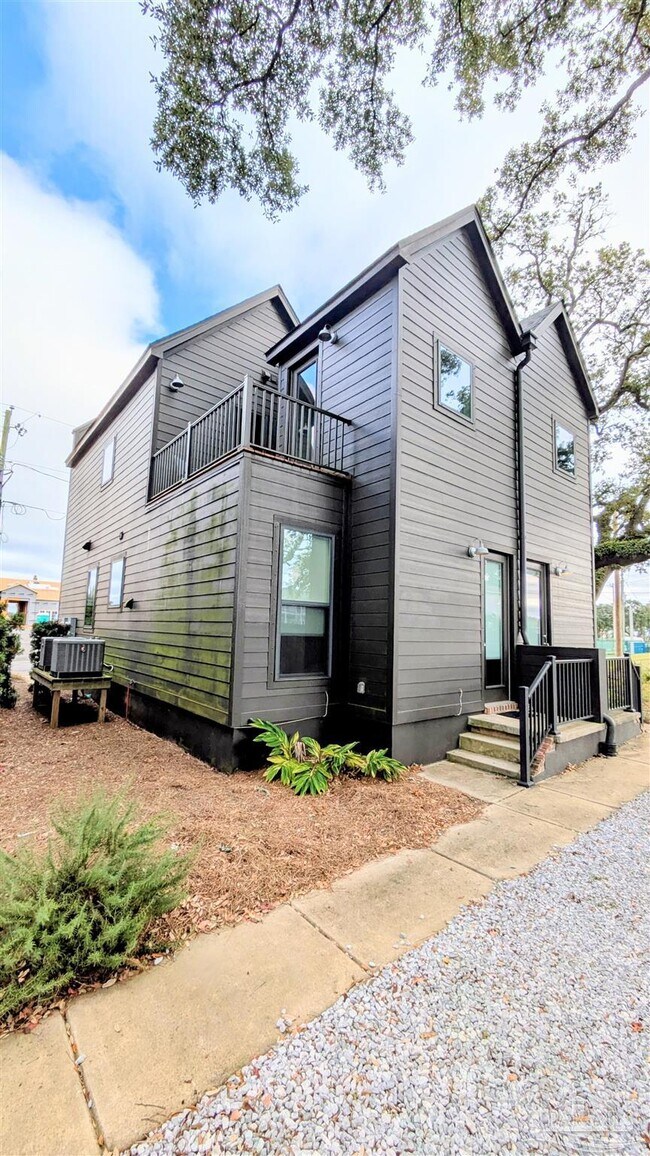 Building Photo - 379 S Clubbs St