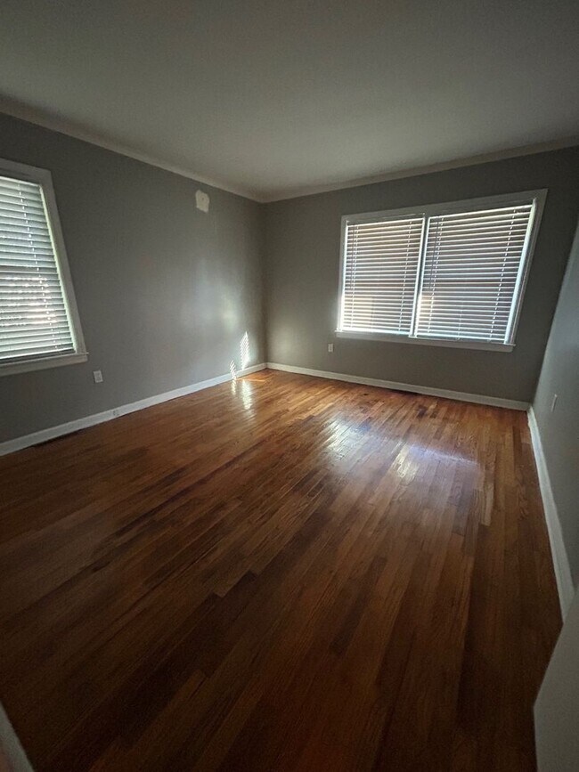 Building Photo - Beautiful updated 4 Bedroom, 3 Bath Ranch ...