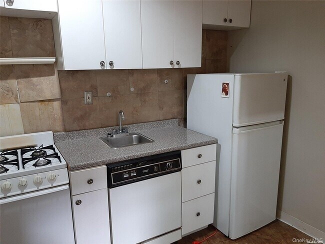 Building Photo - 1 Hillside Ave