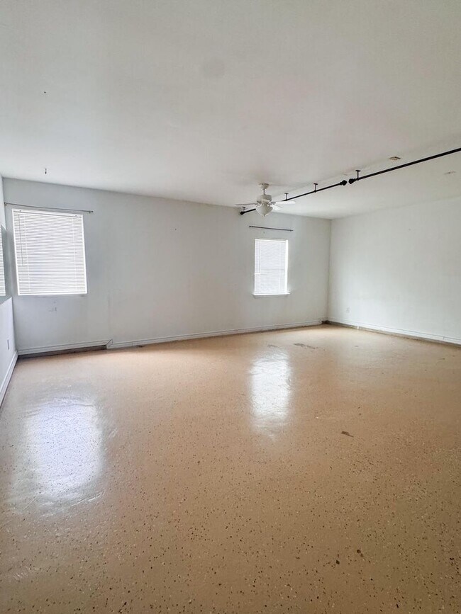 Building Photo - 4 bedroom, 2.5 bath close to Ft. Hood