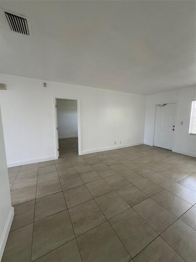 Building Photo - 2550 NE 51st St