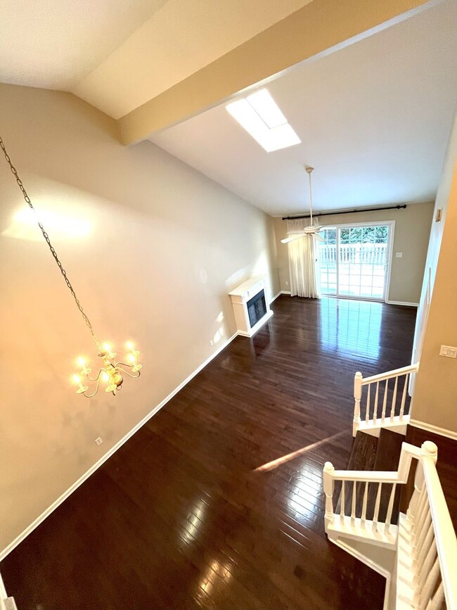 Building Photo - Gorgeous 3-bedroom, 3 full-bath townhouse