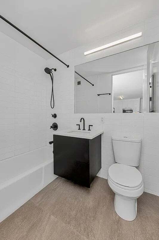 Building Photo - 250 E Houston St