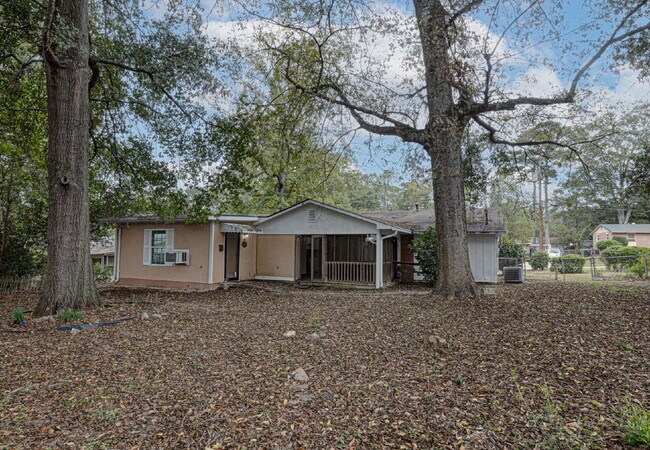 Building Photo - 4527 Fairview Dr