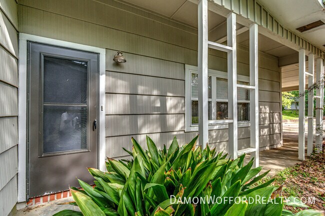 Building Photo - 1827 Parkridge Dr