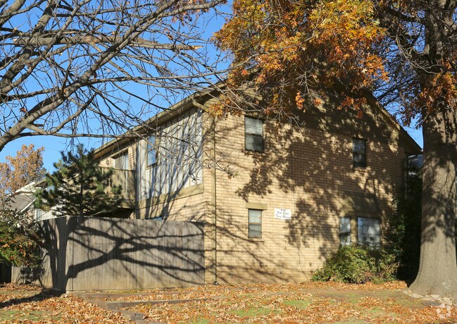 Building Photo - Oak Park Town Homes