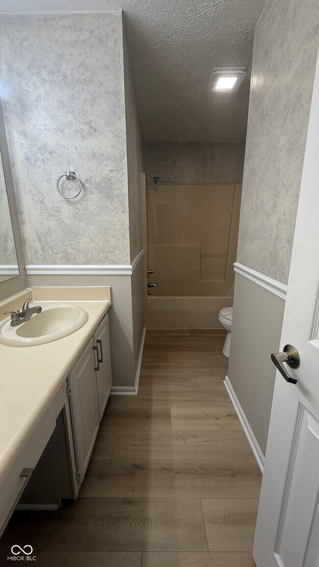 Building Photo - 14610 Village Park E Dr