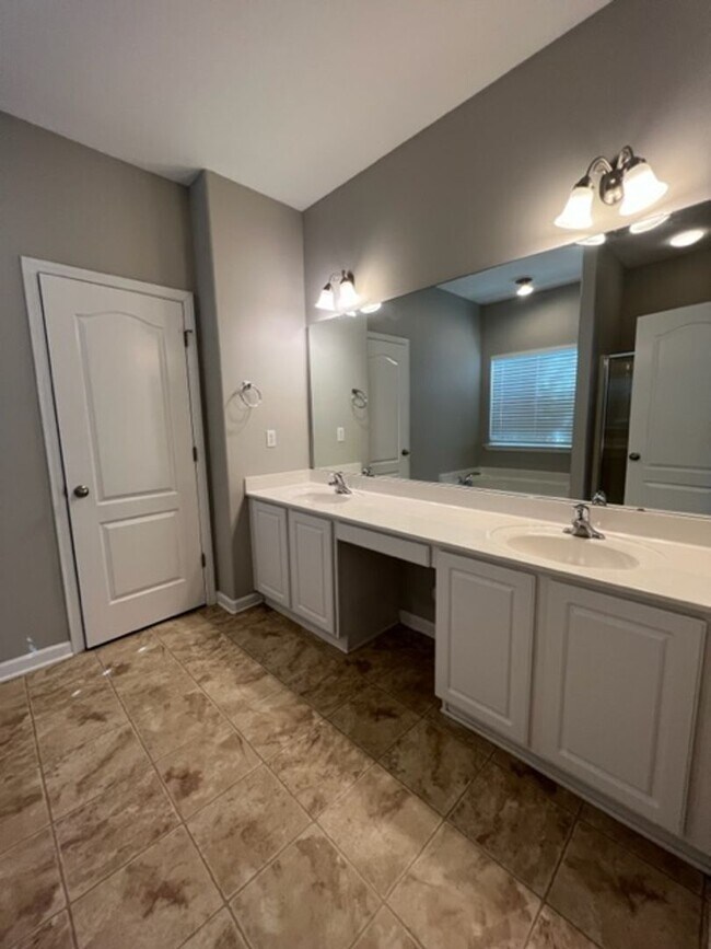 Building Photo - 4 bedroom home with fenced backyard locate...