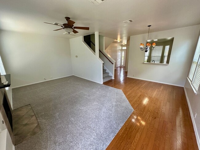 Building Photo - 3 bedroom townhome - Don't miss out!