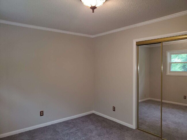 Building Photo - "Spacious 5-Bedroom Retreat with 3 Full Baths in Huntsville – Your Perfect Family Home Awaits!"