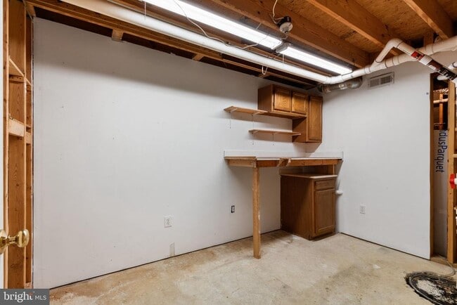 Building Photo - 6910 Governors Grant Ln