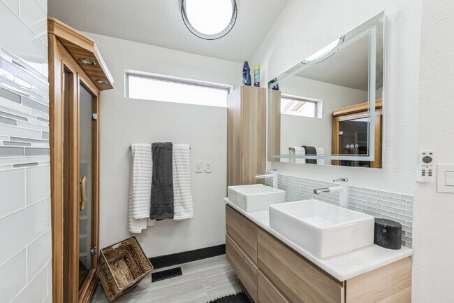 Building Photo - Beautiful Remodeled 2 Bedroom/2 Bathroom Condo is DTC!