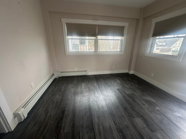 Building Photo - 105 Elm St