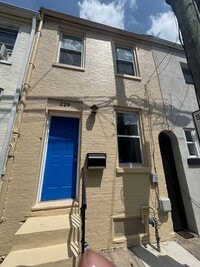 Building Photo - Beautifully Renovated 2 Bed / 2 Bath Rowho...