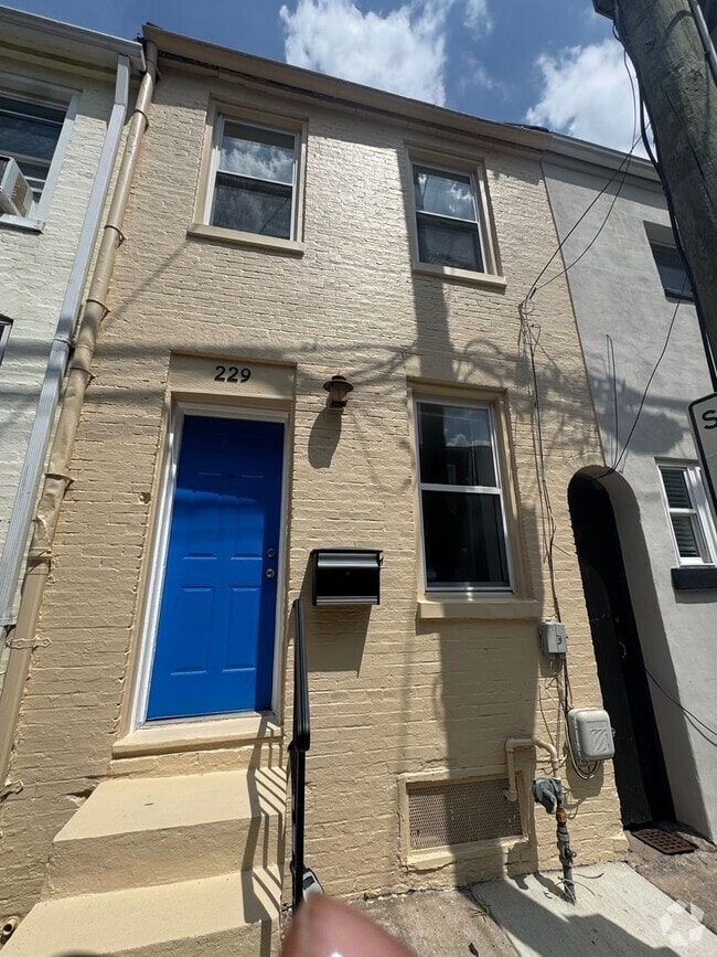 Building Photo - Beautifully Renovated 2 Bed / 2 Bath Rowho...
