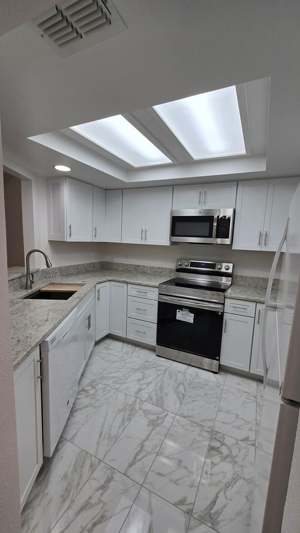 Building Photo - 2 Bed 2 Bath townhome with a Den/ Office s...