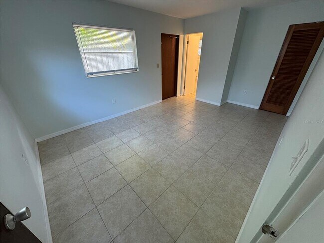 Building Photo - 215 Park Blvd S