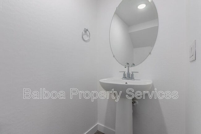 Building Photo - 1318 S 105th Pl