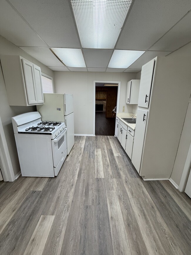 Building Photo - 118 4th Ave NW