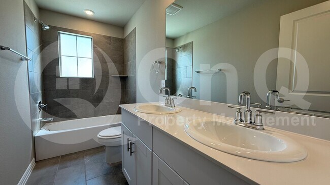 Building Photo - 685 Briar Dr