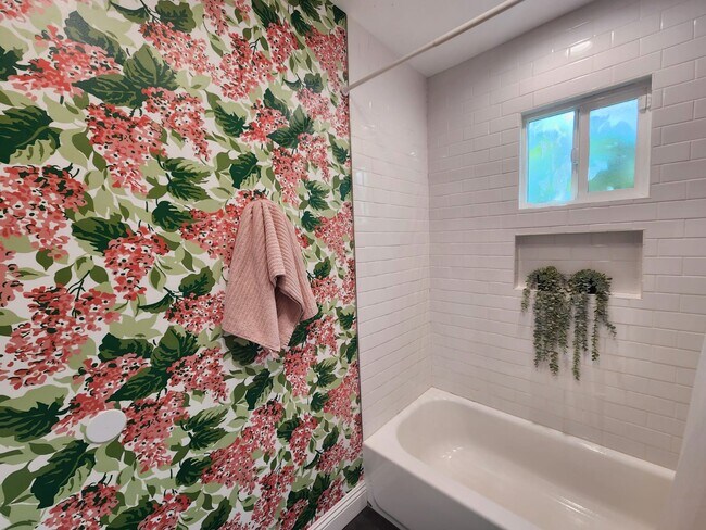 Building Photo - 749 N Wilton Pl