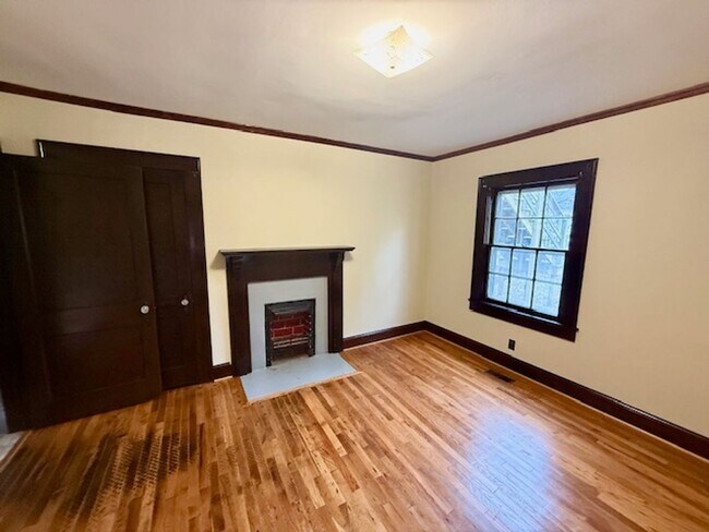 Building Photo - Three bedroom, 1 bath house with studio apartment in Burlington