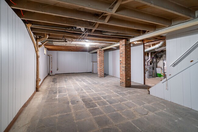 Building Photo - 1386 E 19th Ave