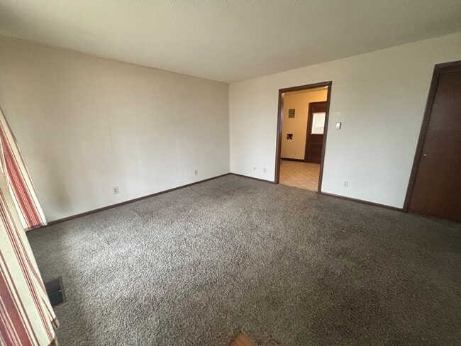 Building Photo - 316 E 2nd St