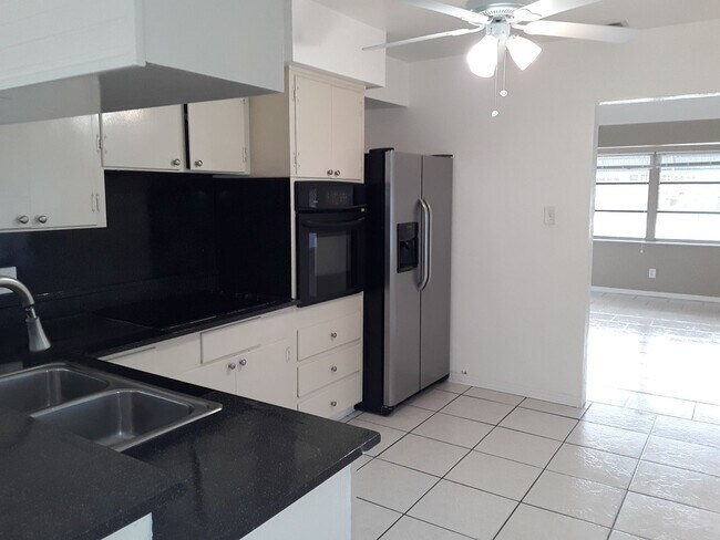 Building Photo - Three Bedroom One Bathroom House near Gulfport area.