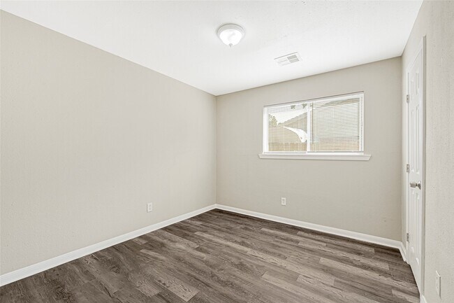 Building Photo - 3718 Simsbrook Dr