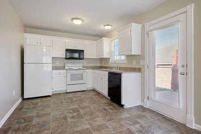 Building Photo - All one level, all electric Duplex in Oak ...