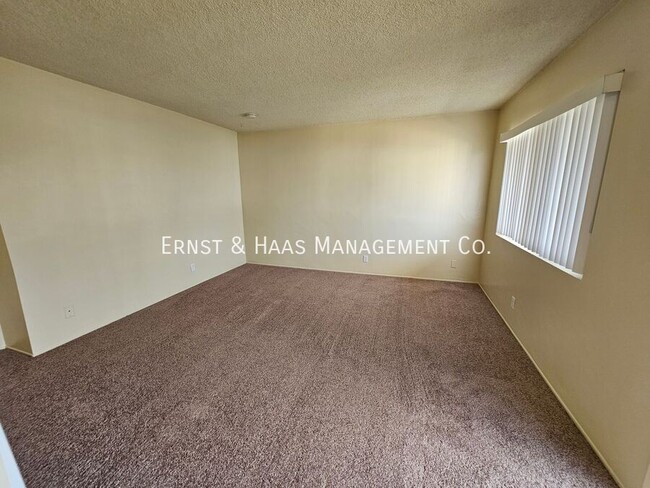 Building Photo - Great 1 Bedroom Apartment with Parking Space!