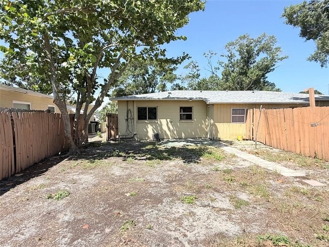 Building Photo - 5541 Lown St N