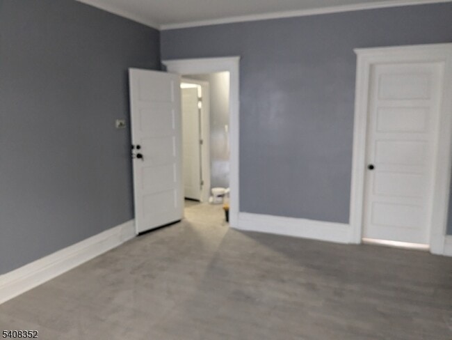 Building Photo - 32 Vreeland Ave