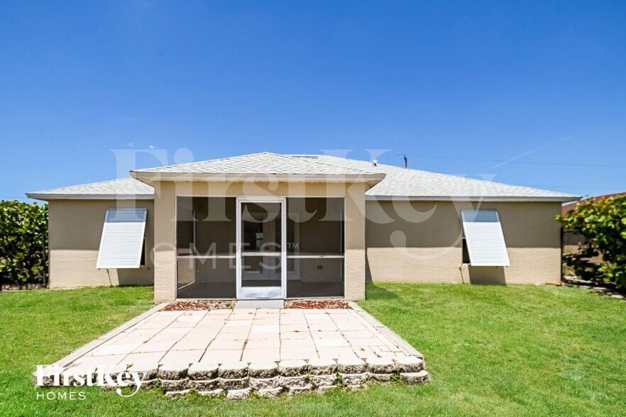 Building Photo - 2919 NW 4th Pl