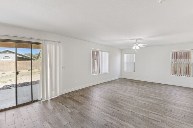 Building Photo - Spacious 2 Story 4 Bedroom 2.5 Bath Home L...