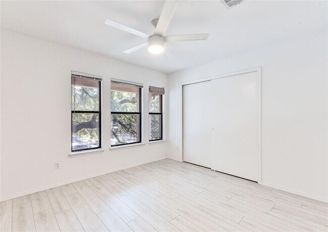 Building Photo - 1200 Del Roy Dr