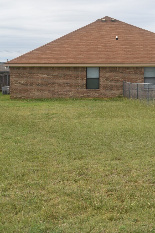 Building Photo - Dustin CT