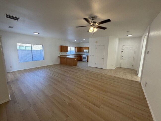 Building Photo - Charming 3 Bed, 2 Bath in Surprise