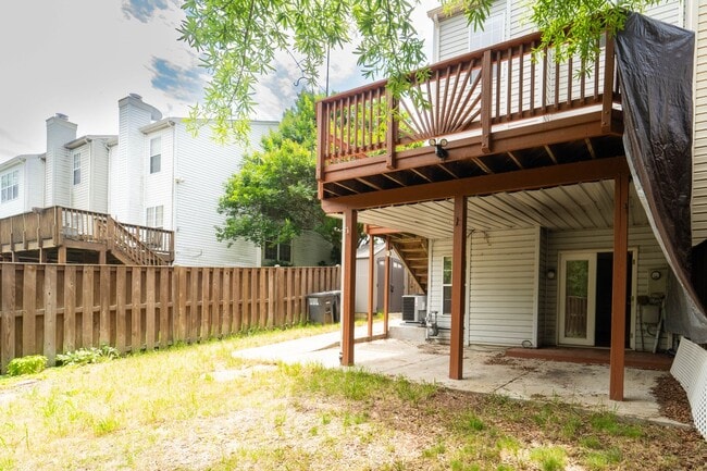 Building Photo - Updated 3-Level End Unit Townhouse in Caro...