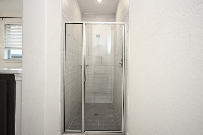 Building Photo - 1438 Oaklawn Dr