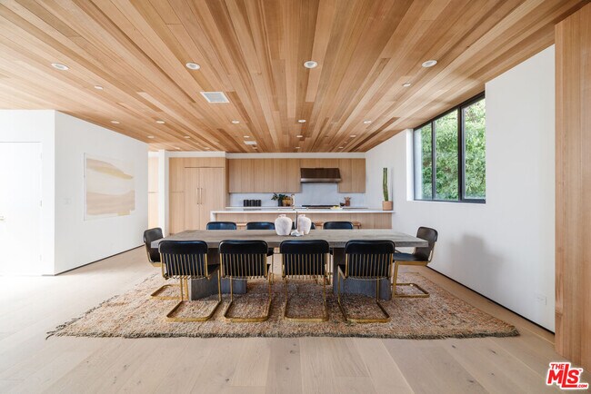 Building Photo - 611 Broadway St