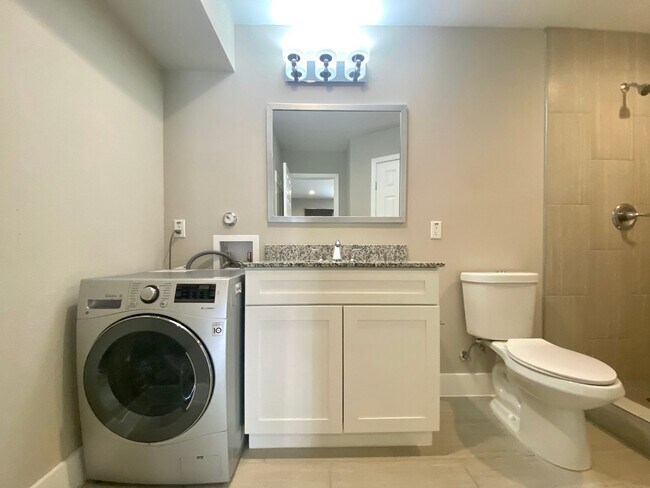 Building Photo - Remodel Condo - Minutes to Downtown Austin