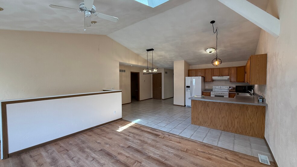 Building Photo - 213 Mueller Ln