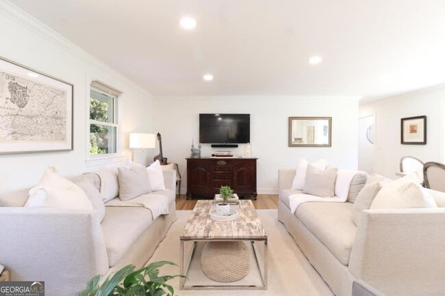 Building Photo - 1092 West Lake Dr