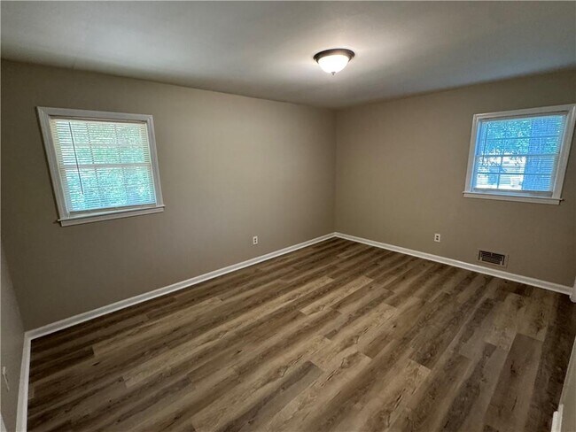 Building Photo - 5594 Laurel Ln NW