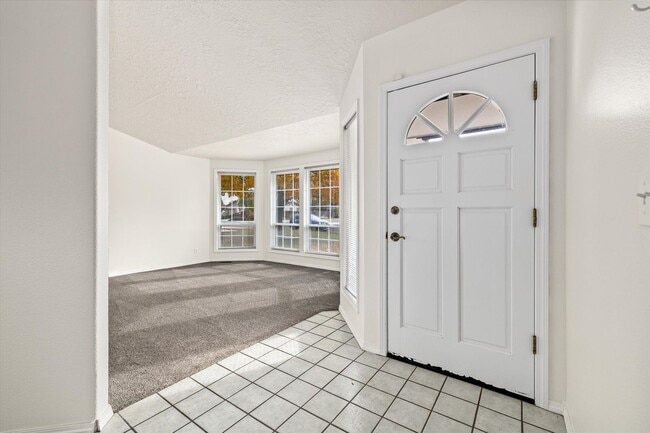 Building Photo - Charming 3-Bed, 3-Bath Home in Quiet Boise...