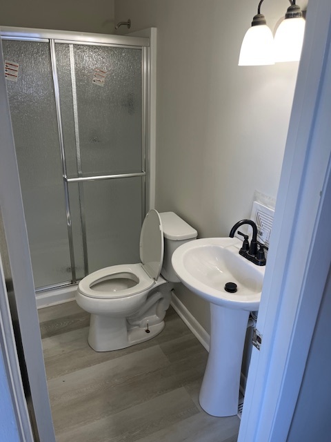 Upstairs Bathroom - 5918 Woodside Ave