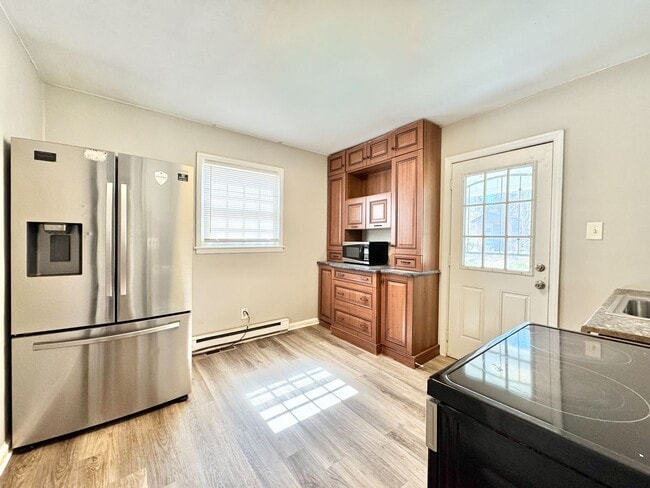 Building Photo - 1006 East Side Dr