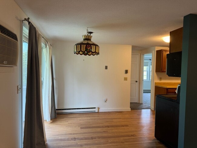 Building Photo - 2 bedroom condo 3.5 miles from Dartmouth